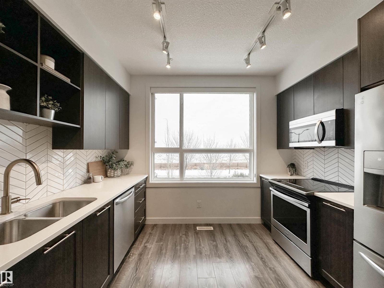 #14 100 Jensen Bv, St. Albert, AB - Indoor Photo Showing Kitchen With Double Sink With Upgraded Kitchen