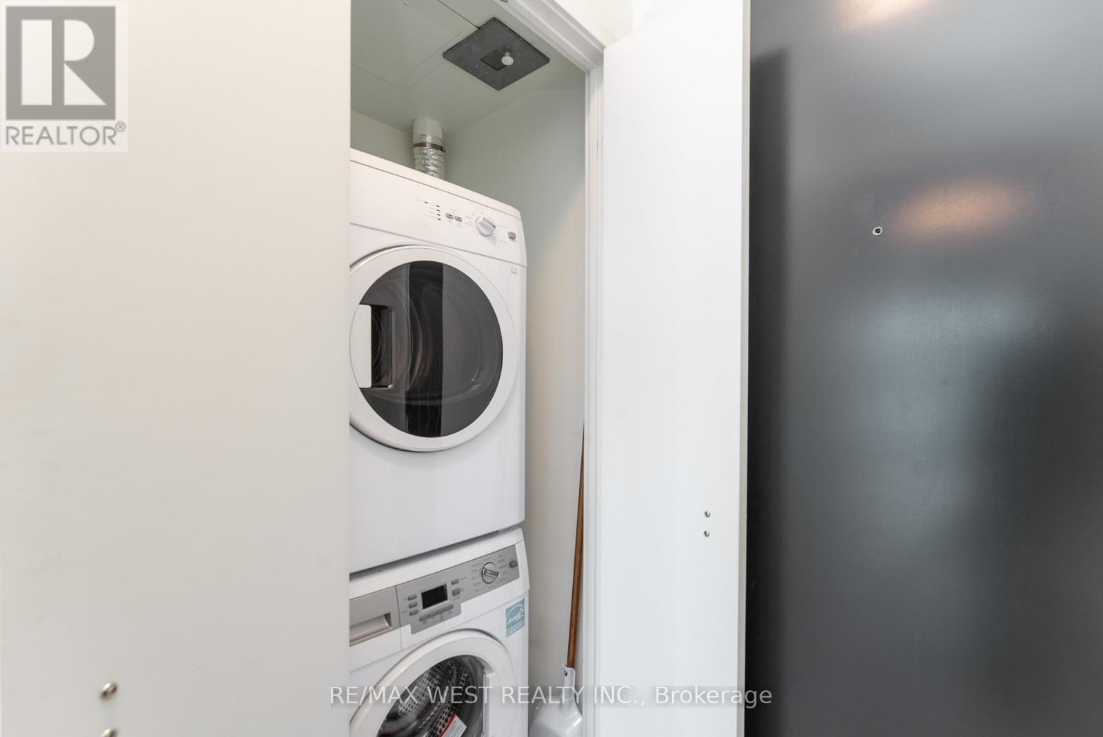1201 - 290 Adelaide Street, Toronto, ON - Indoor Photo Showing Laundry Room