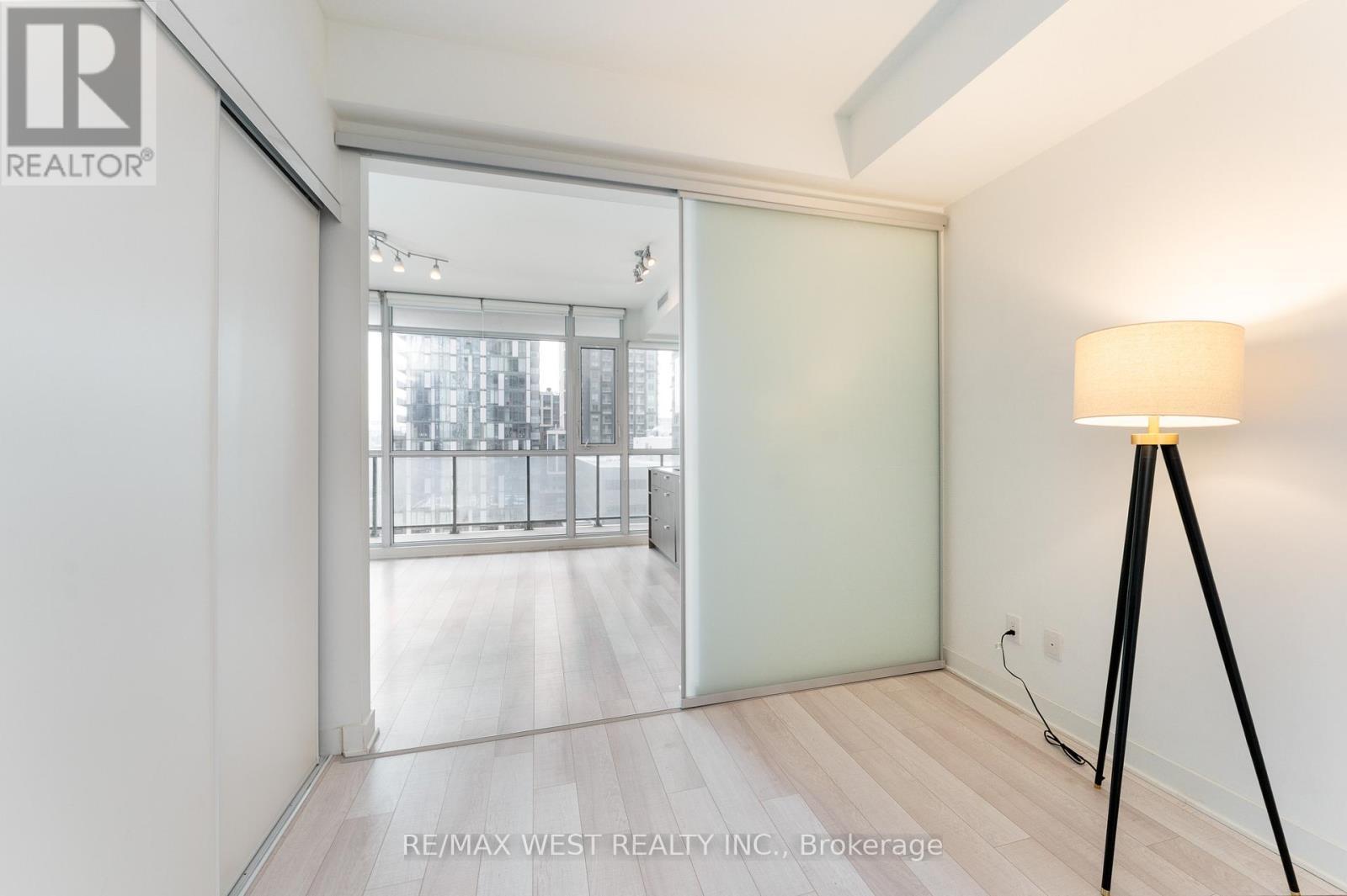 1201 - 290 Adelaide Street, Toronto, ON - Indoor Photo Showing Other Room