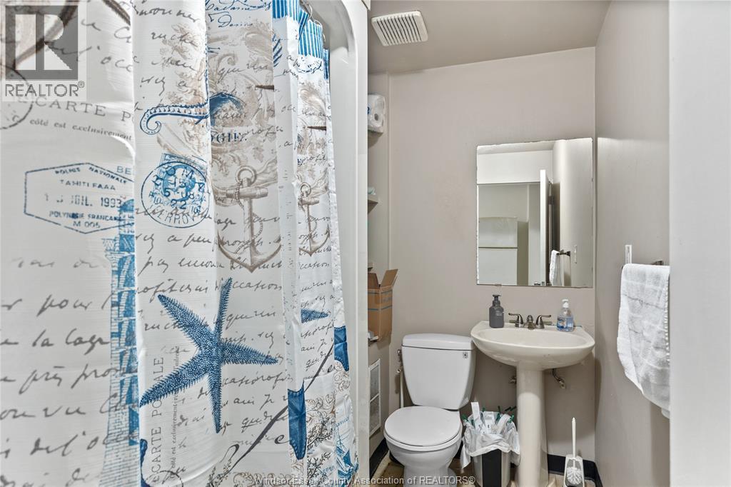 1400-1430 Seneca Street, Windsor, ON - Indoor Photo Showing Bathroom
