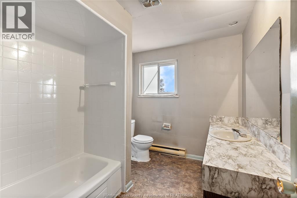 1400-1430 Seneca Street, Windsor, ON - Indoor Photo Showing Bathroom