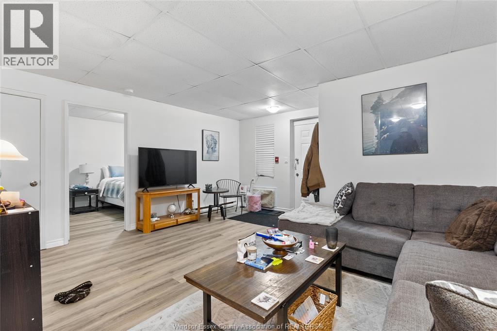 1400-1430 Seneca Street, Windsor, ON - Indoor Photo Showing Living Room