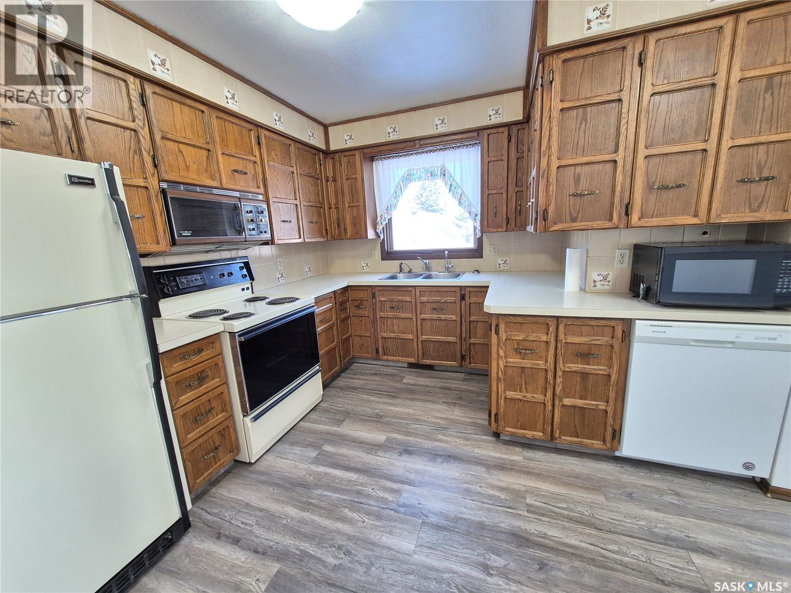 725 Shropshire Avenue, Radville, SK - Indoor Photo Showing Kitchen With Double Sink