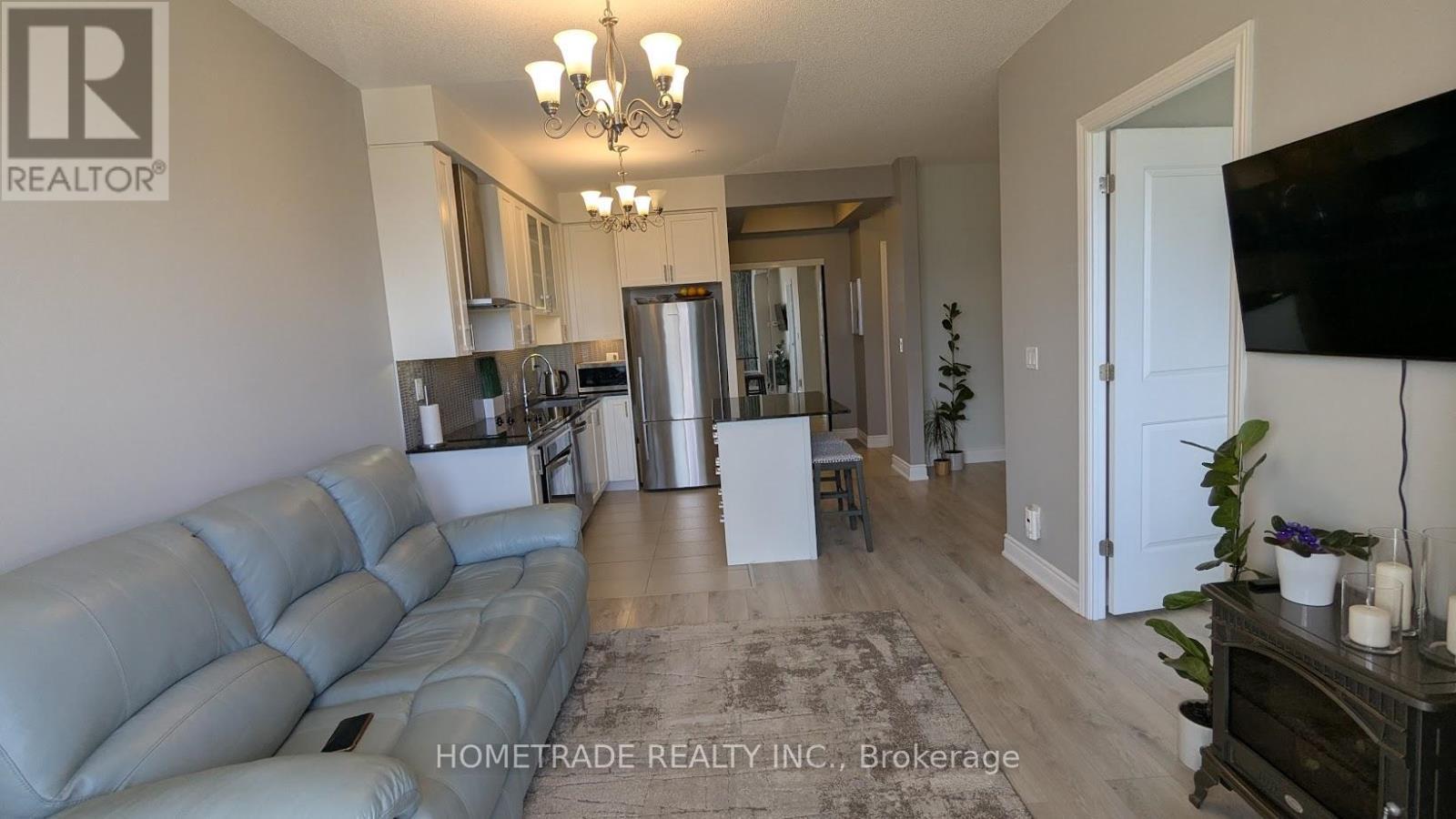 201B - 9090 Yonge Street, Richmond Hill, ON - Indoor Photo Showing Living Room