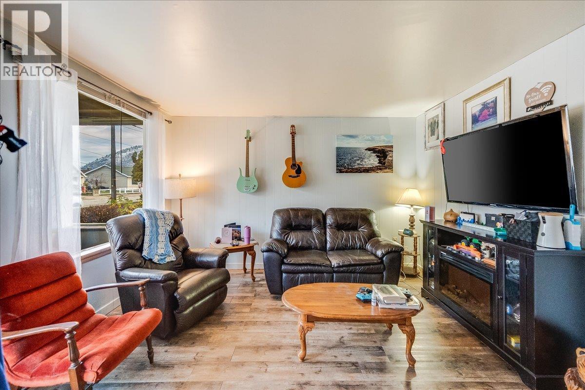 1570 Third Avenue, Trail, BC - Indoor Photo Showing Living Room