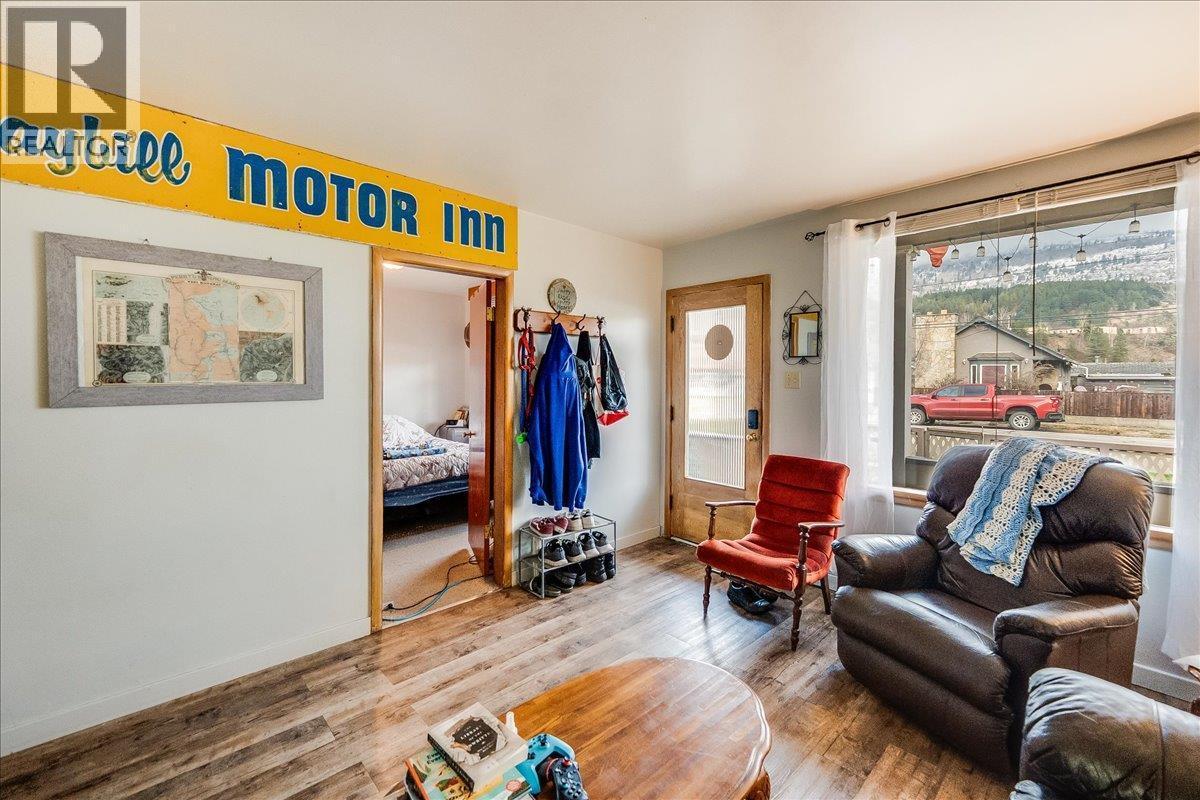 1570 Third Avenue, Trail, BC - Indoor Photo Showing Living Room