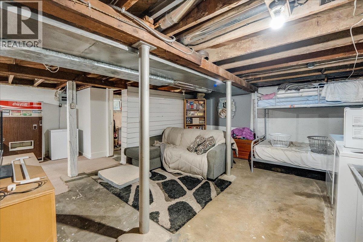 1570 Third Avenue, Trail, BC - Indoor Photo Showing Basement