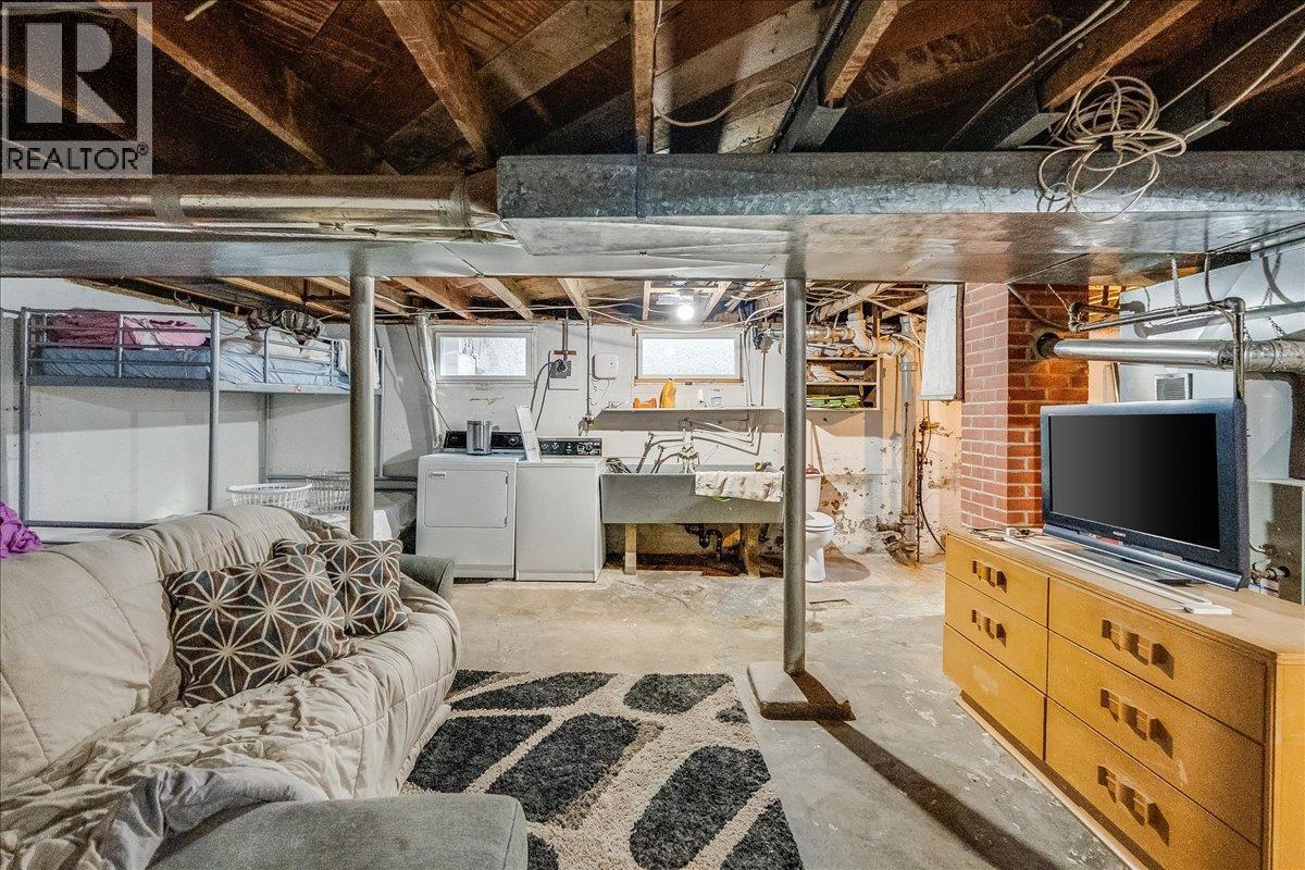 1570 Third Avenue, Trail, BC - Indoor Photo Showing Basement