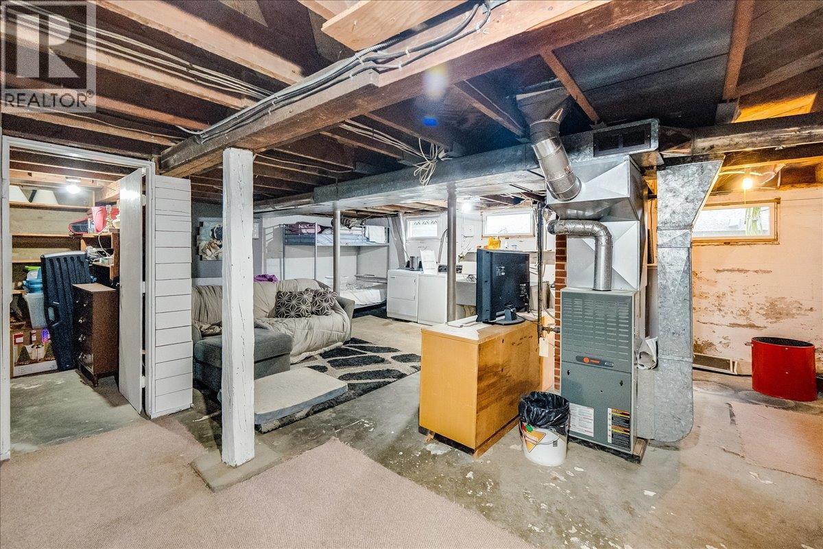 1570 Third Avenue, Trail, BC - Indoor Photo Showing Basement