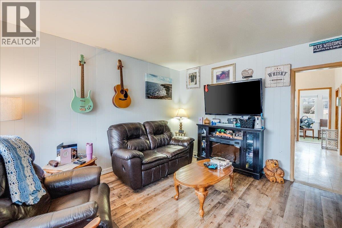 1570 Third Avenue, Trail, BC - Indoor Photo Showing Living Room