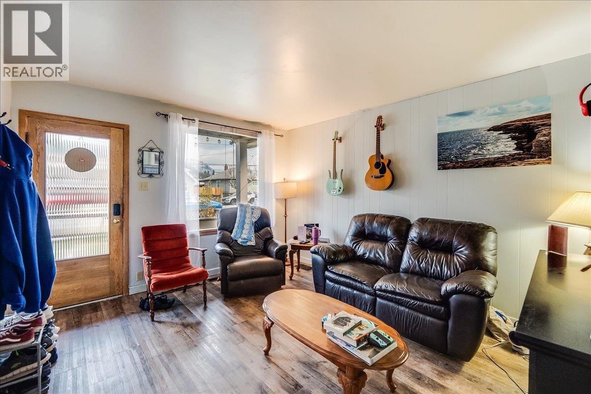 1570 Third Avenue, Trail, BC - Indoor Photo Showing Living Room