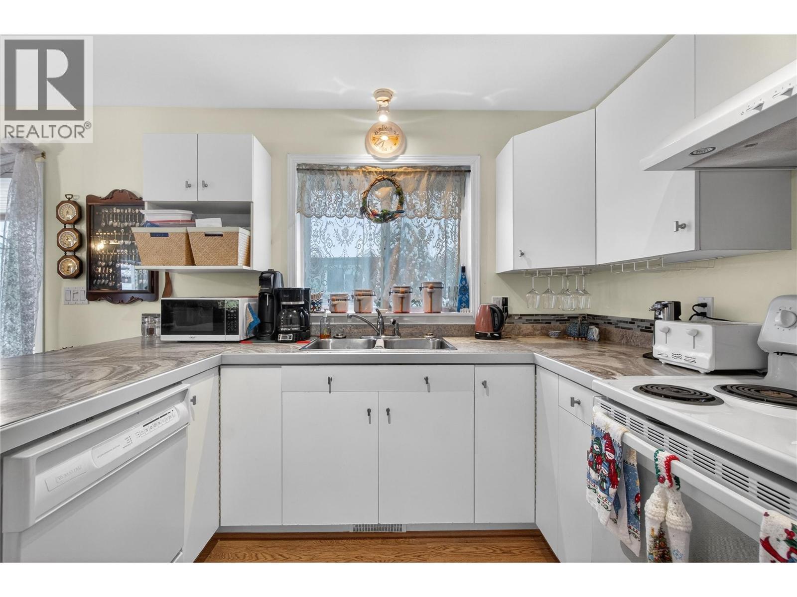 801 20Th Street Ne Unit# 4, Salmon Arm, BC - Indoor Photo Showing Kitchen With Double Sink