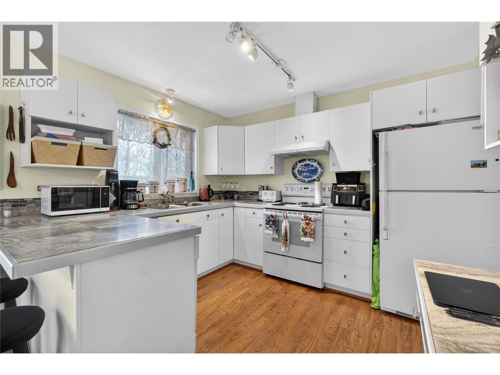 801 20Th Street Ne Unit# 4, Salmon Arm, BC - Indoor Photo Showing Kitchen With Double Sink