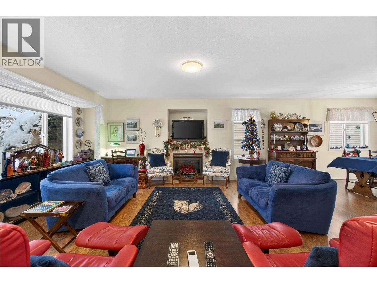 801 20Th Street Ne Unit# 4, Salmon Arm, BC - Indoor Photo Showing Living Room With Fireplace