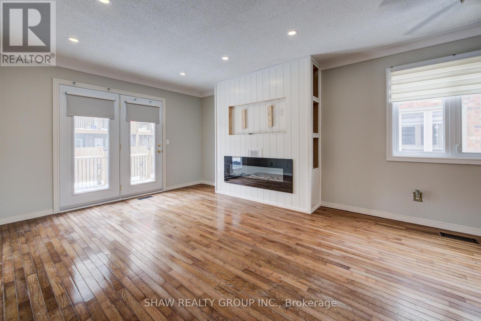 13 - 694 Grey Street, Brantford, ON - Indoor Photo Showing Living Room With Fireplace