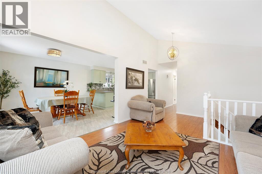445 Olcott Avenue, Lasalle, ON - Indoor Photo Showing Living Room