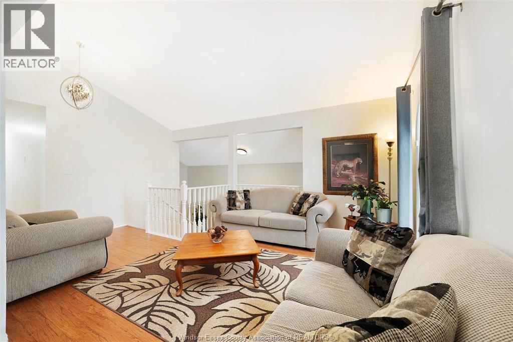 445 Olcott Avenue, Lasalle, ON - Indoor Photo Showing Living Room