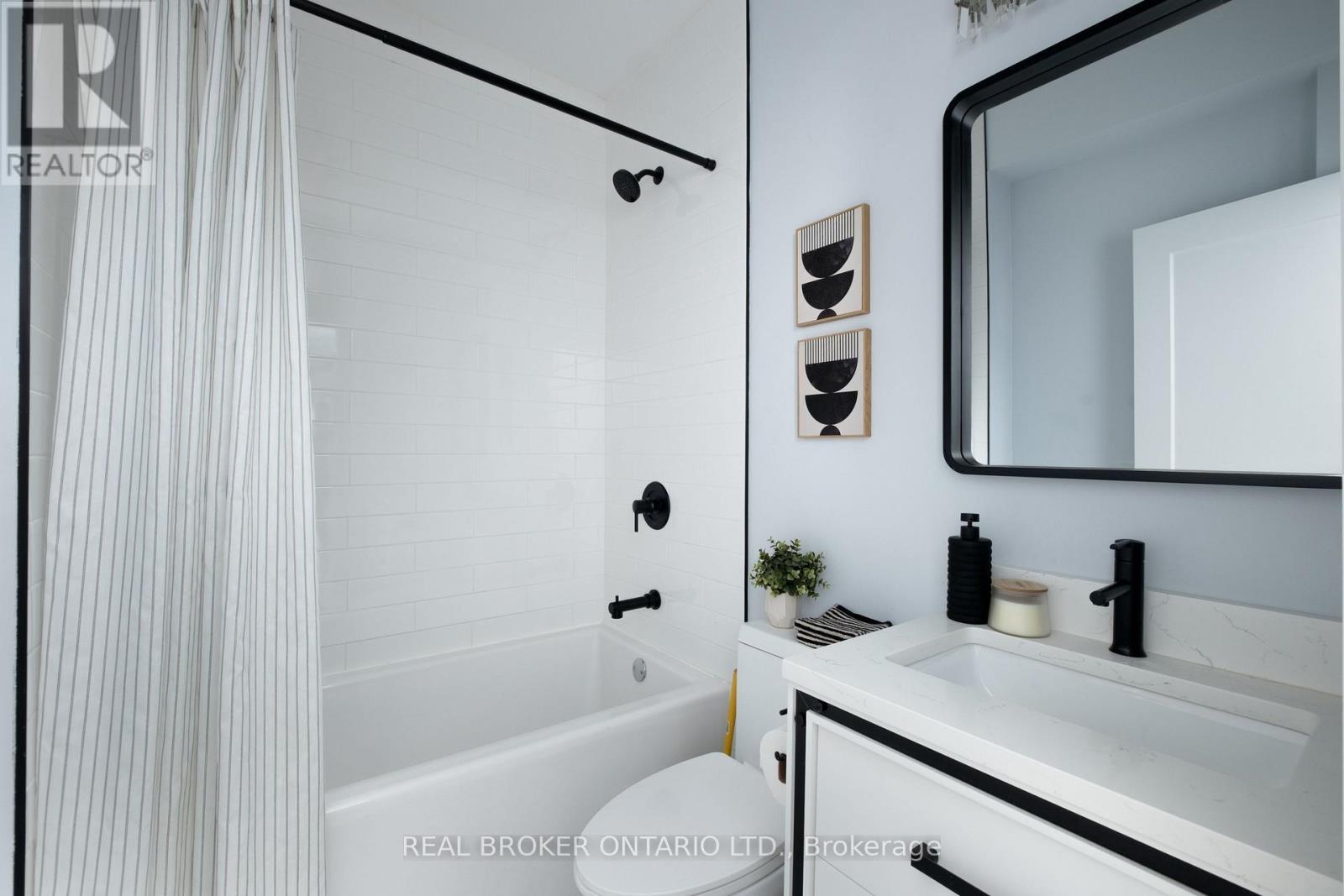 1059 Saint Clarens Avenue, Toronto, ON - Indoor Photo Showing Bathroom
