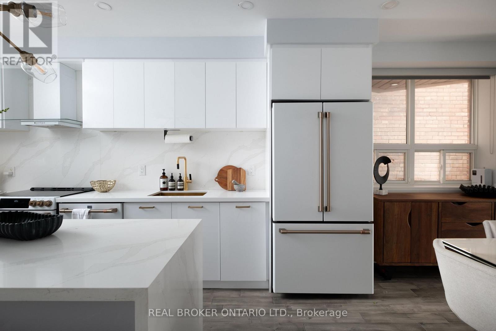 1059 Saint Clarens Avenue, Toronto, ON - Indoor Photo Showing Kitchen With Upgraded Kitchen