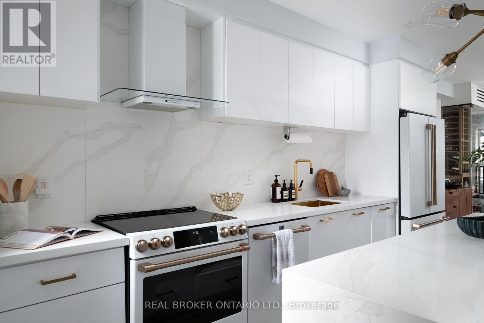 1059 Saint Clarens Avenue, Toronto, ON - Indoor Photo Showing Kitchen