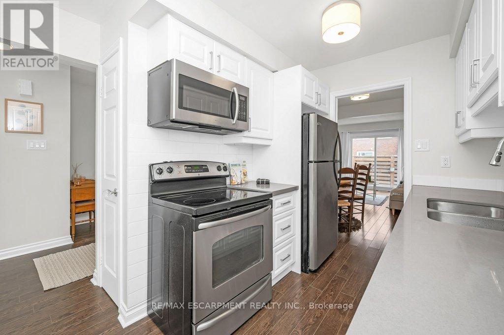 15 - 565 Guelph Line, Burlington, ON - Indoor Photo Showing Kitchen With Double Sink