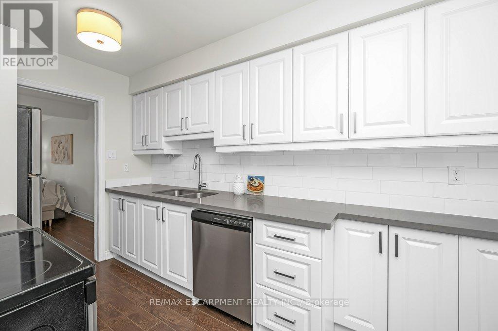 15 - 565 Guelph Line, Burlington, ON - Indoor Photo Showing Kitchen With Double Sink