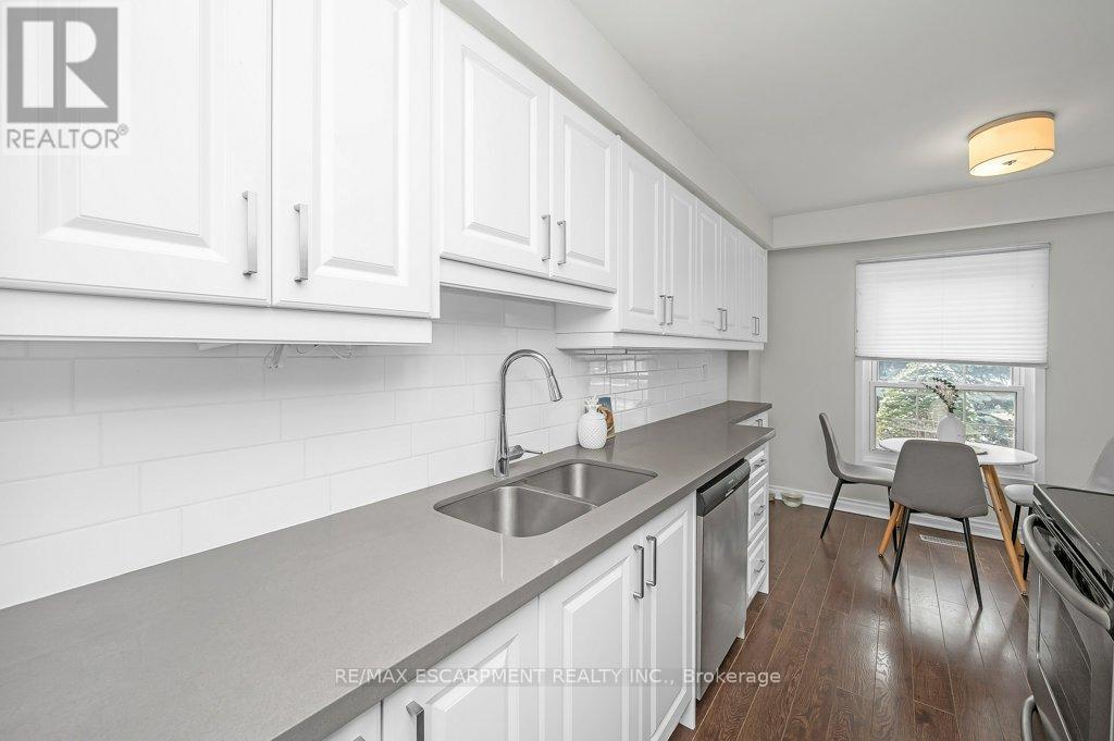 15 - 565 Guelph Line, Burlington, ON - Indoor Photo Showing Kitchen With Double Sink