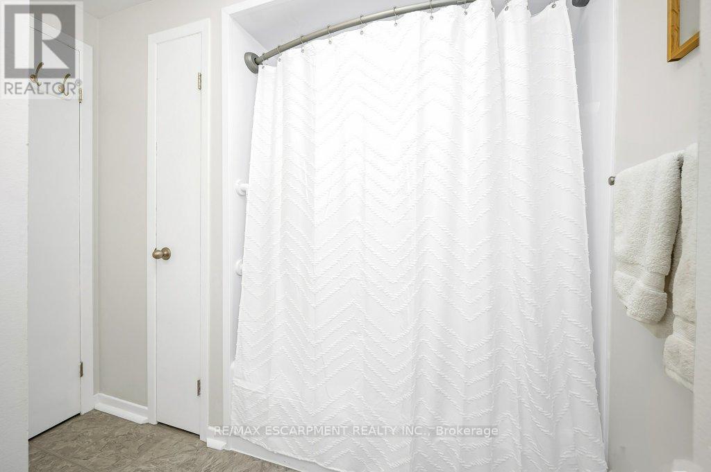 15 - 565 Guelph Line, Burlington, ON - Indoor Photo Showing Bathroom