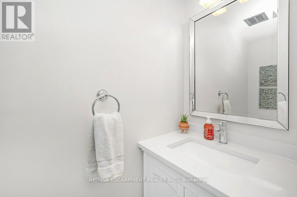 15 - 565 Guelph Line, Burlington, ON - Indoor Photo Showing Bathroom