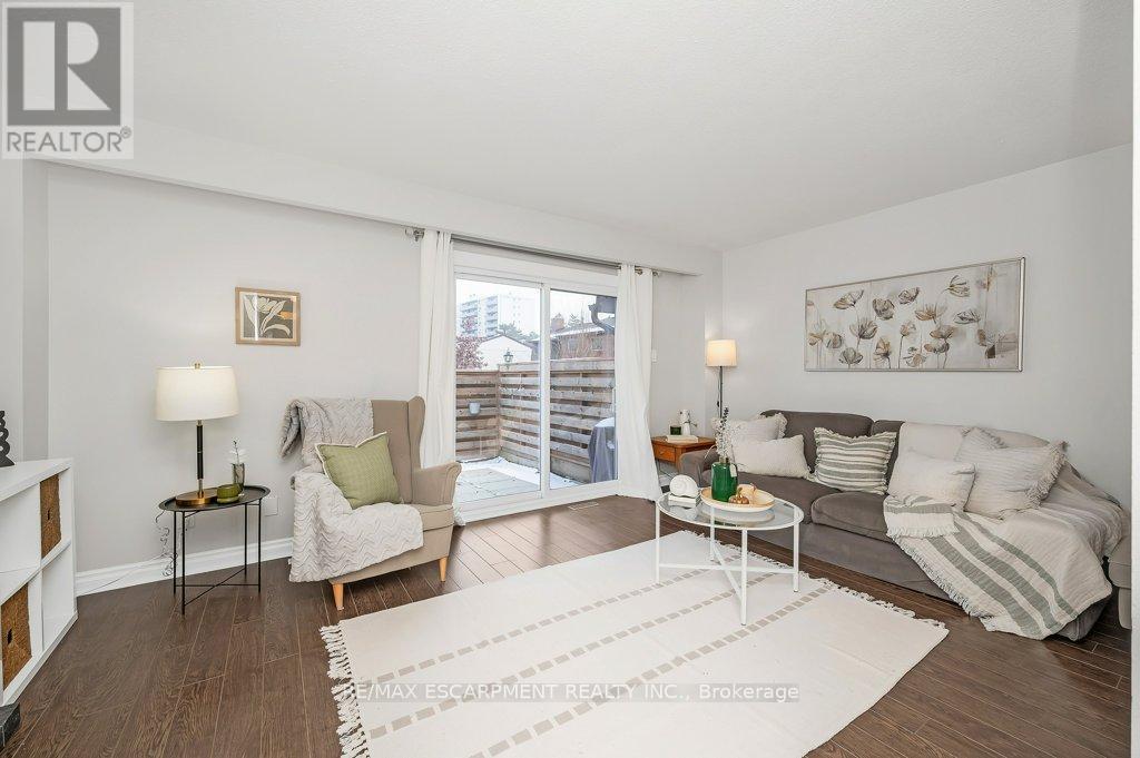 15 - 565 Guelph Line, Burlington, ON - Indoor Photo Showing Living Room