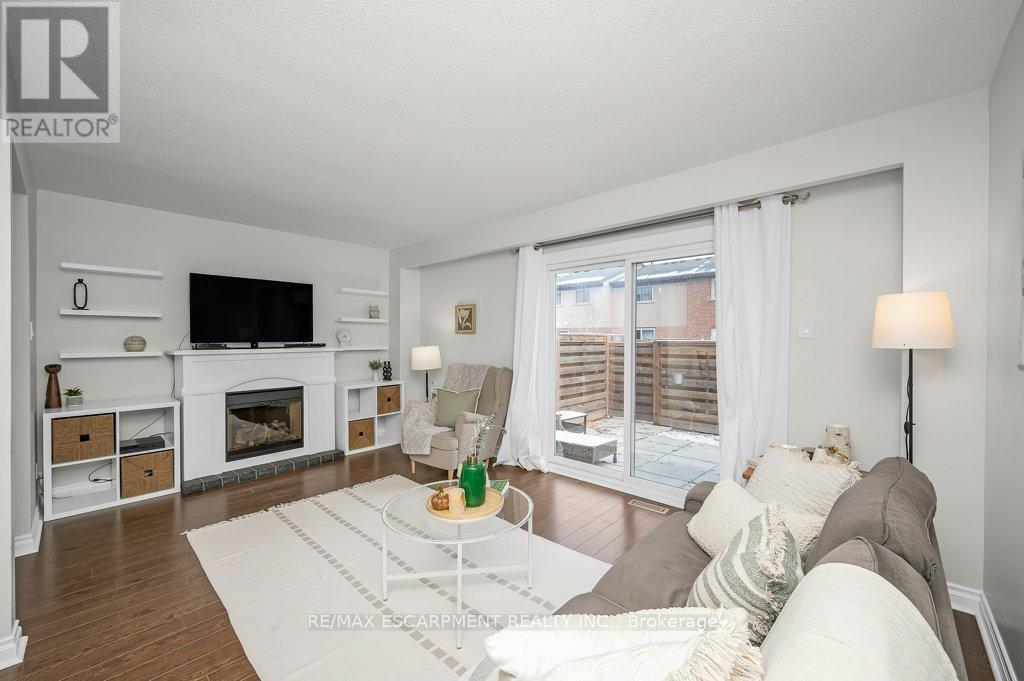 15 - 565 Guelph Line, Burlington, ON - Indoor Photo Showing Living Room With Fireplace