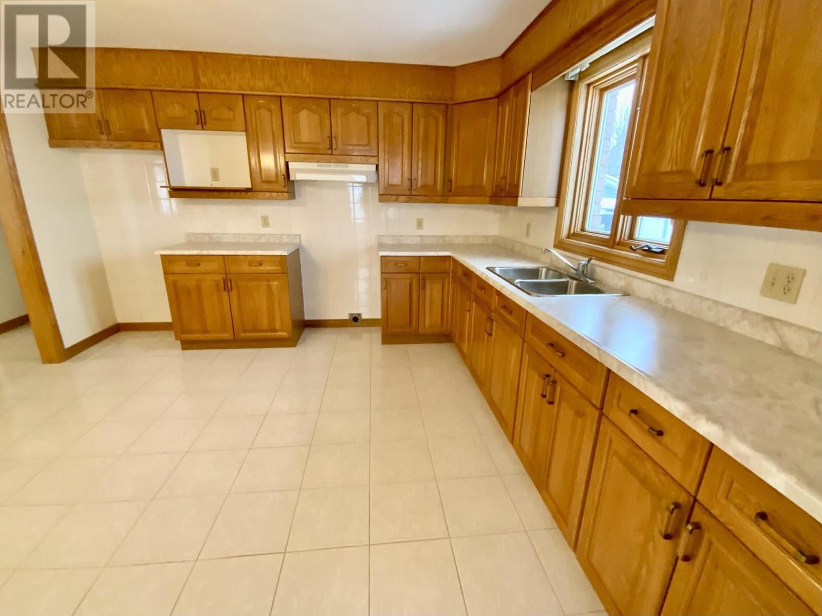 15 Fields Square, Sault Ste. Marie, ON - Indoor Photo Showing Kitchen With Double Sink