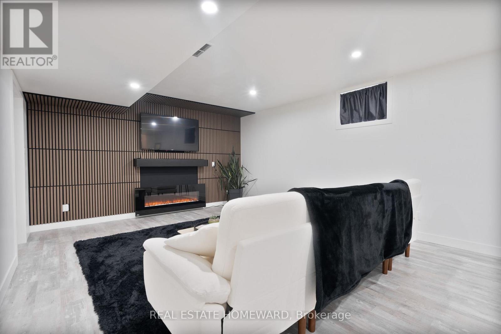 2150 Thornicroft Crescent, London South, ON - Indoor With Fireplace