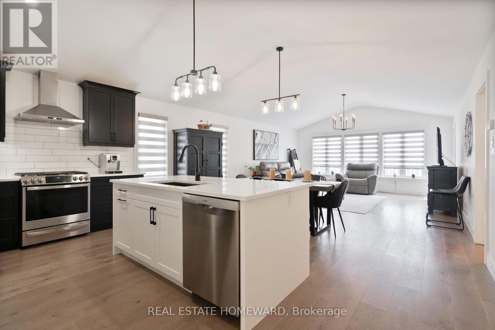 2150 Thornicroft Crescent, London South, ON - Indoor Photo Showing Kitchen With Upgraded Kitchen