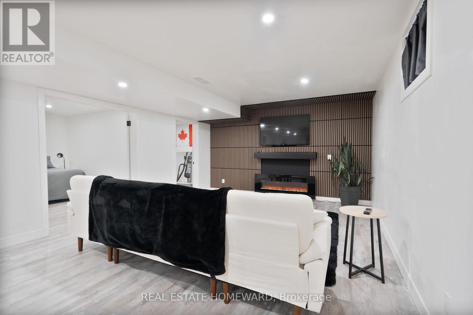 2150 Thornicroft Crescent, London South, ON - Indoor With Fireplace