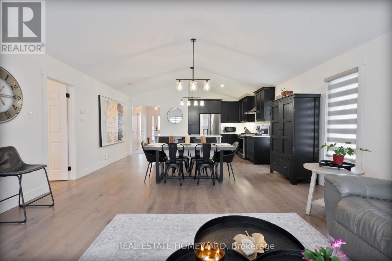 2150 Thornicroft Crescent, London South, ON - Indoor Photo Showing Living Room