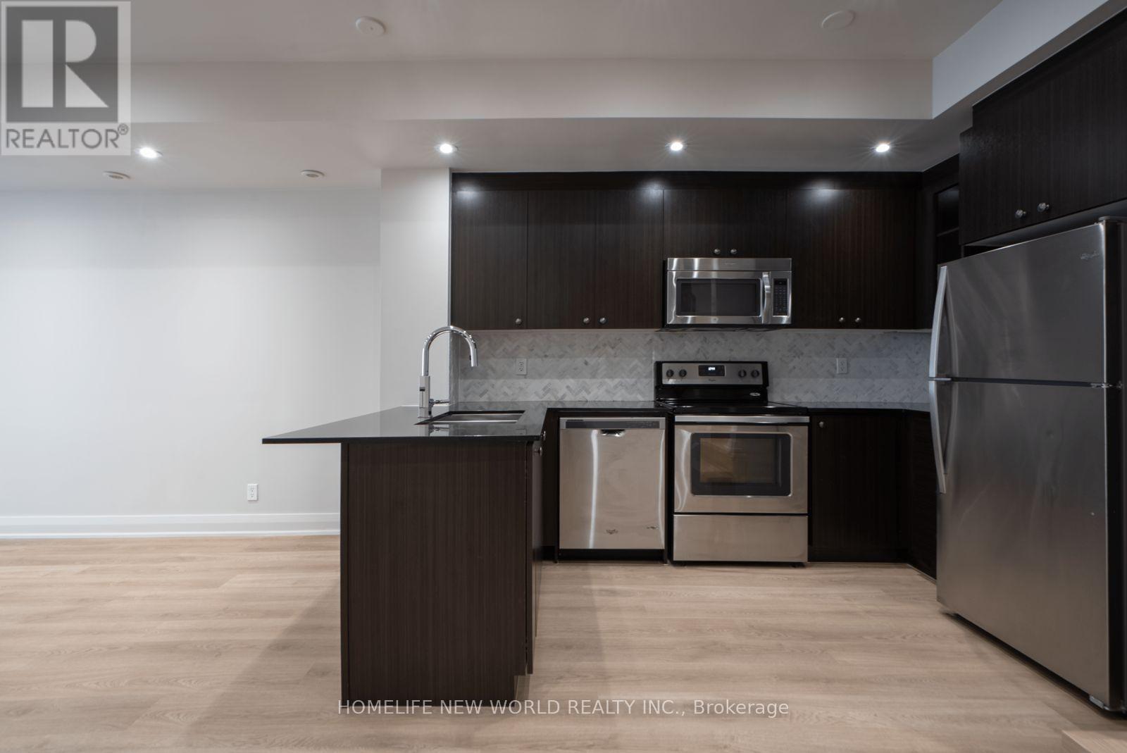 17 - 135 Long Branch Avenue, Toronto, ON - Indoor Photo Showing Kitchen With Upgraded Kitchen