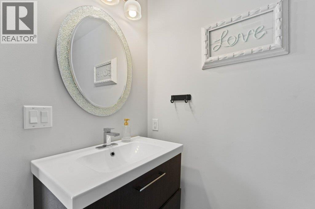 2131 21 Street Ne, Salmon Arm, BC - Indoor Photo Showing Bathroom