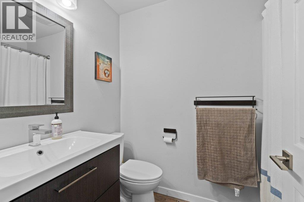 2131 21 Street Ne, Salmon Arm, BC - Indoor Photo Showing Bathroom