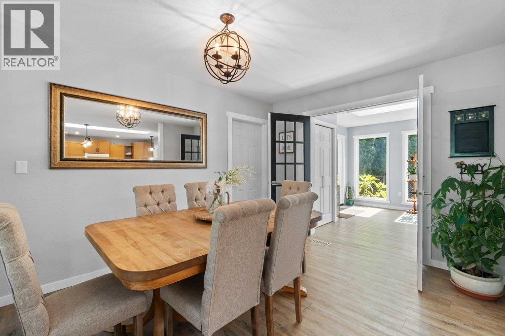 2131 21 Street Ne, Salmon Arm, BC - Indoor Photo Showing Dining Room