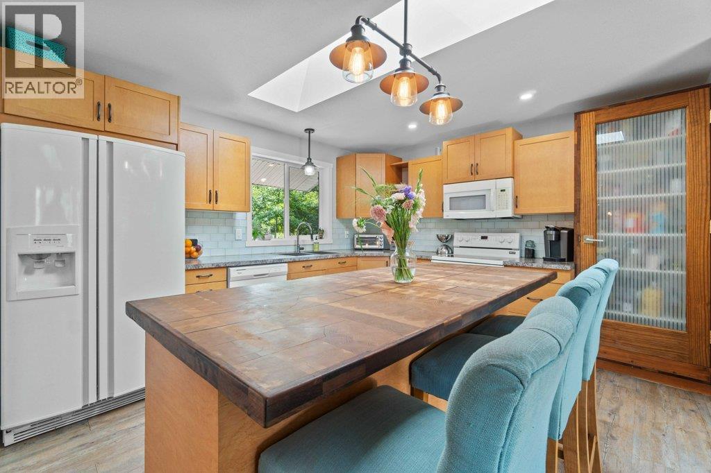 2131 21 Street Ne, Salmon Arm, BC - Indoor