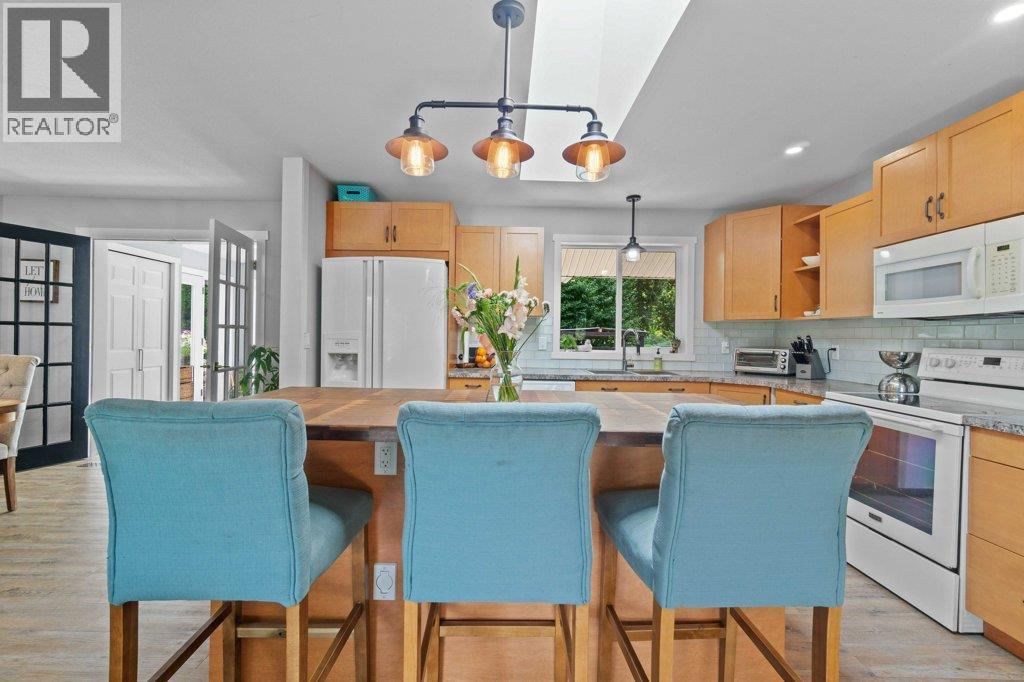 2131 21 Street Ne, Salmon Arm, BC - Indoor Photo Showing Kitchen With Double Sink