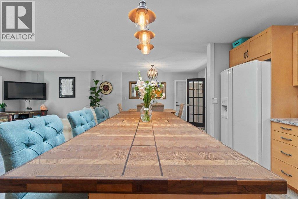 2131 21 Street Ne, Salmon Arm, BC - Indoor Photo Showing Dining Room