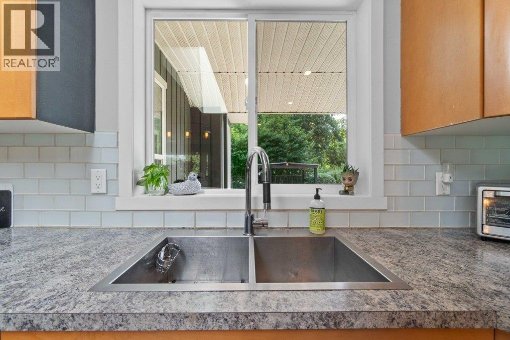 2131 21 Street Ne, Salmon Arm, BC - Indoor Photo Showing Kitchen
