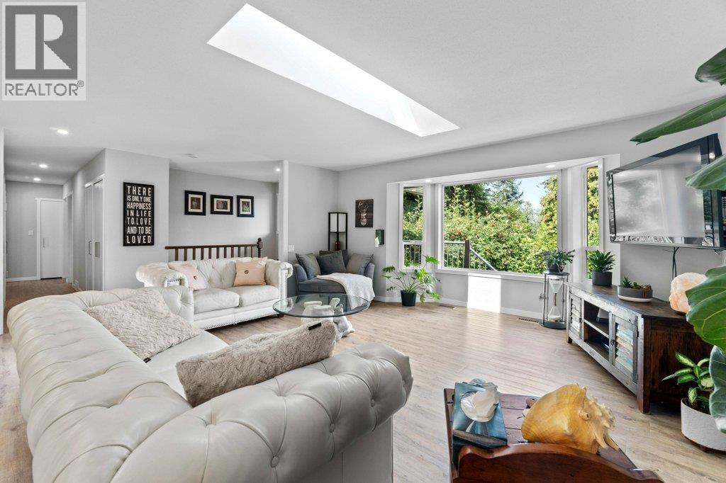 2131 21 Street Ne, Salmon Arm, BC - Indoor Photo Showing Living Room