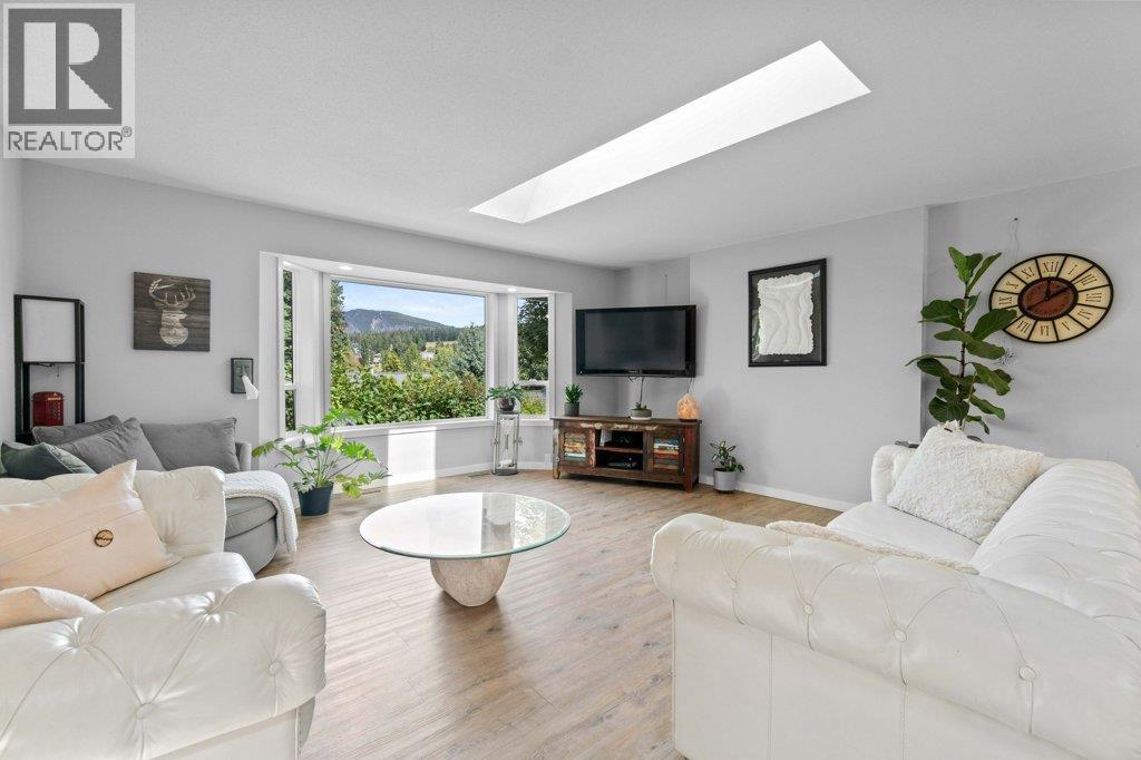 2131 21 Street Ne, Salmon Arm, BC - Indoor Photo Showing Living Room