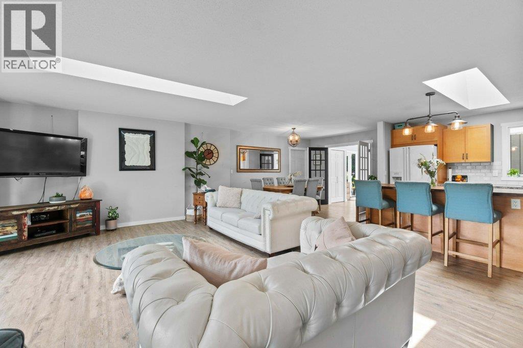 2131 21 Street Ne, Salmon Arm, BC - Indoor Photo Showing Living Room