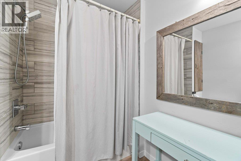 2131 21 Street Ne, Salmon Arm, BC - Indoor Photo Showing Bathroom