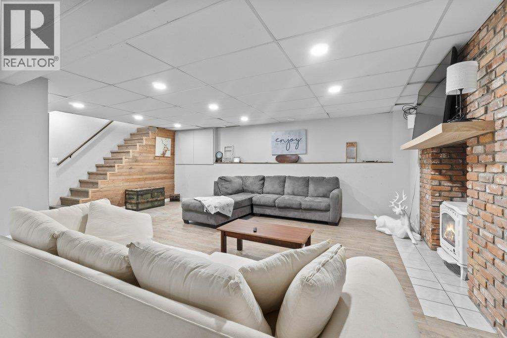 2131 21 Street Ne, Salmon Arm, BC - Indoor With Fireplace