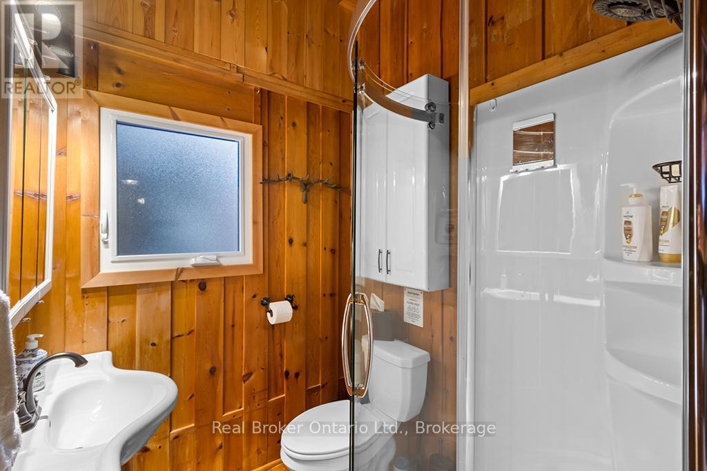 111 Wilson Drive, Georgian Bluffs, ON - Indoor Photo Showing Bathroom